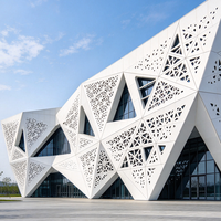 Tôle d'aluminium perforée irrégulière pour mur-rideau décoratif, ventilation naturelle, installation de façade de bâtiment de stationnement
