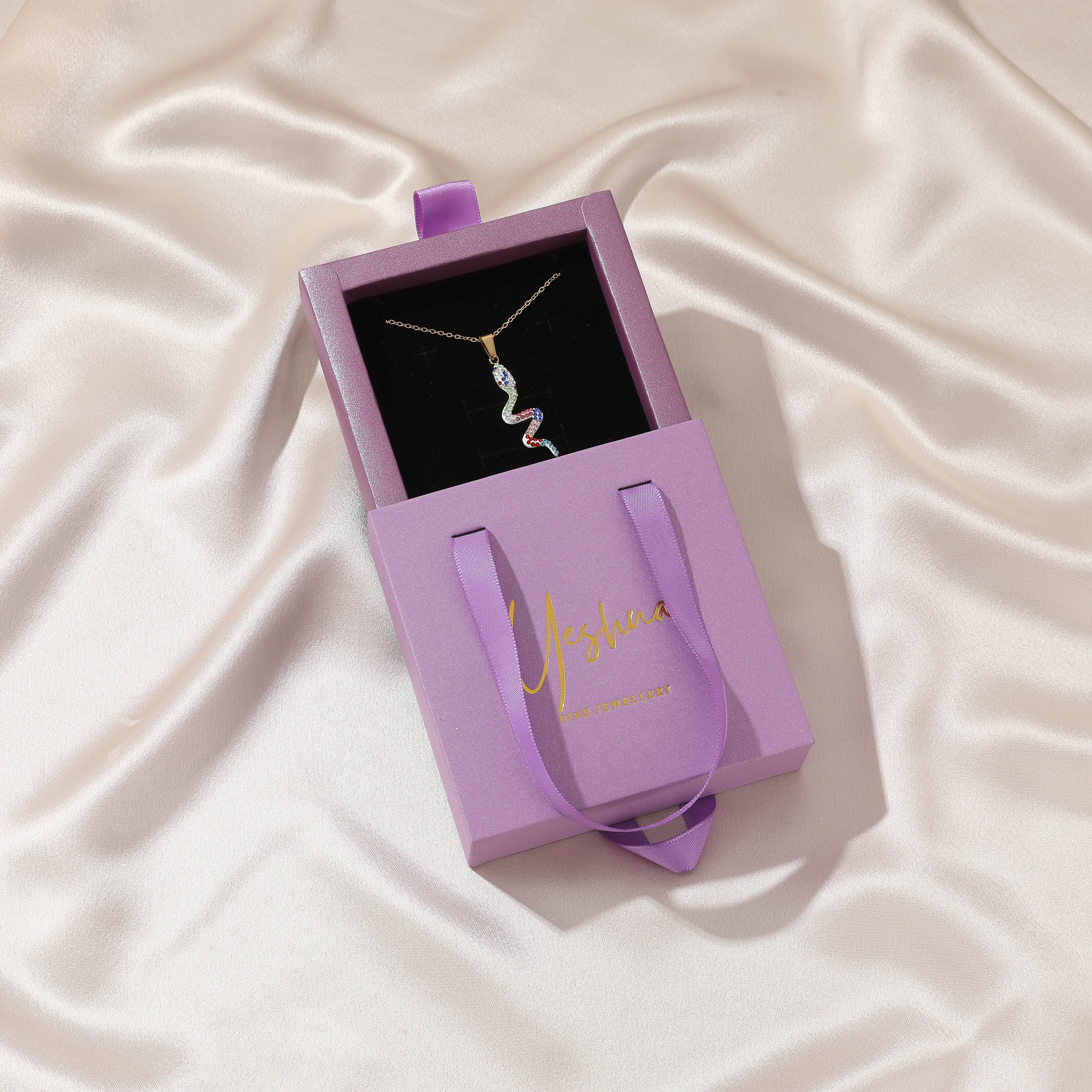 Boîte violette avec mousse