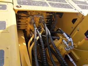 Excavatrice Komatsu PC220-8 d'occasion, 22 tonnes, chenilles, avec 20 tonnes PC200 et PC240, composants clés : moteur, boîte de vitesses, pompe - Product Image 5