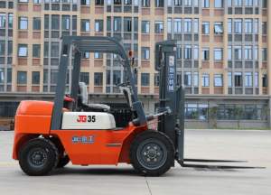 Empilhadeira Diesel JG K35 Robusta e Durável de 3-3,5 Toneladas com Design Compacto que Facilita o Manuseio. - Product Image 2