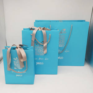 Sacs-cadeaux en papier d'art de luxe pour les vacances Emballage en vrac de Noël avec logo d'estampage d'or et design élégant - Product Image 4