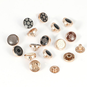 Boutons de <span class=keywords><strong>couture</strong></span> carrés personnalisés en alliage de zinc de 2 cm, émail lavable, clips à pression pour bébé avec logo pour vêtements, 50 ensembles pour Thobe - Product Image 4