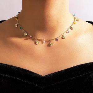 Collar de cadena para clavícula Daisy, colgante de flor de aleación de zinc dorado, joyería para uso diario para mujer XL002 - Product Image 2
