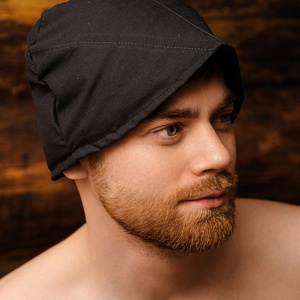 Chapeau de sauna en coton biologique à base de plantes naturelles de sapin noir, accessoire de spa, idéal pour la relaxation en hammam et le bain. - Product Image 1