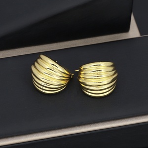 JXX Vente en gros de boucles d'oreilles Huggie tendance géométriques en laiton plaqué or 24 carats avec zircon, bijoux fantaisie de divers styles, unisexe - Product Image 2