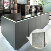 Porte d'armoire en pierre frittée à cadre en aluminium, porte d'îlot de cuisine extérieure, panneau sans poignée à bord incliné