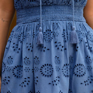 Robe mini en coton 100% personnalisée, conçue par le fabricant, bleu plage, col en V, découpe, taille cintrée, broderie. - Product Image 4