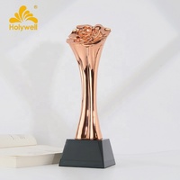 Trophée élégant Holywell 2026 en alliage d'aluminium plaqué or rose, gravé motif rose, base en cristal noir, conception gratuite, vente chaude