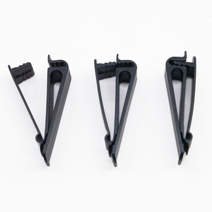 Clip de ceinture en plastique noir en résine, boucle d'accessoire pour sac banane et étui en cuir, clip ouvert - Product Image 1