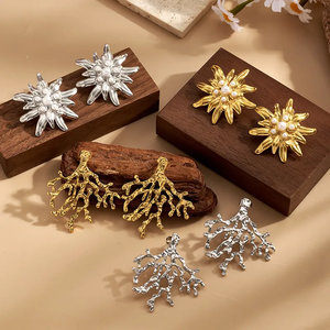 ต่างหูสไตล์ลำลองชุบทอง 18K บนสแตนเลสสตีล 304 ประดับมุกอะคริลิก รูปดาวทะเลและเปลือกหอย ขัดเงา ชุบด้วยไฟฟ้า เหมาะสำหรับใส่ในชีวิตประจำวัน - Product Image 1