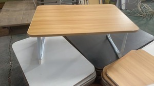 Une petite <span class=keywords><strong>table</strong></span> pliante <span class=keywords><strong>de</strong></span> style <span class=keywords><strong>plateau</strong></span>, placée sur un ordinateur portable pour une utilisation - Product Image 4