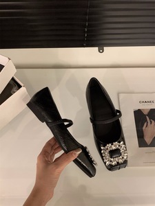 Venta al por mayor de fábrica: Nuevos zapatos Mary Jane de tacón cuadrado con pedrería en rojo y plateado para mujer, colección 2025 - Product Image 6