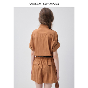 Combinaison utilitaire <span class=keywords><strong>marron</strong></span> caramel VEGA CHANG pour <span class=keywords><strong>femme</strong></span> avec ceinture à la taille, manches à revers, poche poitrine, short décontracté - Product Image 6
