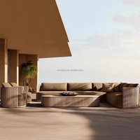 Ensemble de canapés de jardin haut de gamme pour hôtel moderne, avec structure en bois robuste et lattes, canapé sectionnel avec table basse