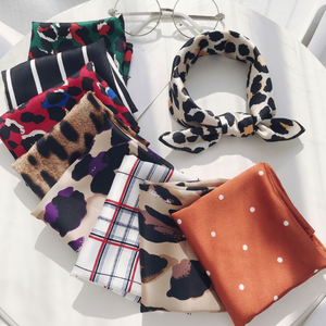 Bufanda cuadrada y pañuelos de Petit Fashion, accesorio estampado para estilo y elegancia - Product Image 1