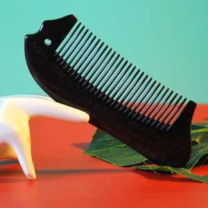 Peine con forma de pez de cuerno de vaca, 10-15Cm, para niños y mujeres, masaje, cuidado del cabello, uso doméstico - Product Image 1