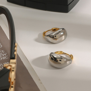 Boucles d'oreilles Yueli Huggie en acier inoxydable plaqué or 18 carats, design géométrique, pour un usage quotidien, unisexe - Product Image 4