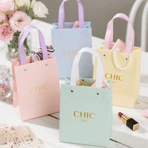 Bolsa de Papel para Maquillaje al por Mayor con Asa, Logotipo Personalizado Impreso, Embalaje Cosmético de Moda, Bolsa de Papel de Lujo para Compras de Lápiz Labial - Product Image 3