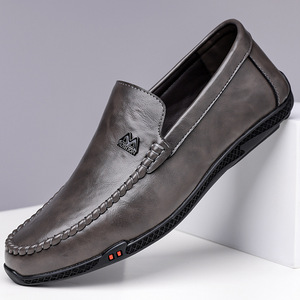 Mocassins en cuir pour hommes à bout rond, à enfiler, avec semelle extérieure en caoutchouc antidérapante, en cuir massif, avec logo, chaussures décontractées et tendance pour l'automne - Product Image 1