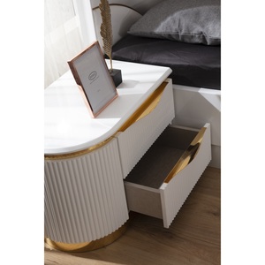 Comodino in Legno Bianco con 2 Cassetti e Dettagli Dorati, Design Lato Sinistro - Product Image 4