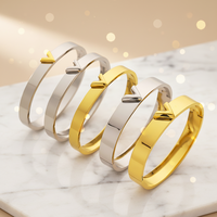 Bracelet manchette en acier inoxydable plaqué or 14 carats avec breloque en V et initiale, anti-rouille, unisexe, étanche, vente en gros