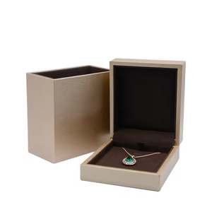 Boîte d'emballage de luxe personnalisée en carton doré pour bijoux, boîte à bagues en cuir PU brossé avec doublure en éponge, présentoir pour centre commercial - Product Image 1