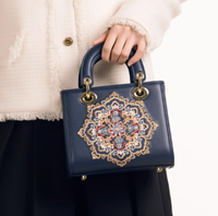 Sac à main structuré haut de gamme en cuir PU avec broderie et accents en cristal, idéal pour les expositions de luxe et les cérémonies de remise de prix, sac à main fait main