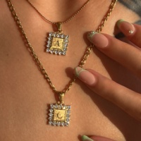 Collier pour femme 2027 Dazan Hot en acier inoxydable plaqué or 18 carats avec pendentif carré lettre initiale alphabet serti de zircon et chaîne Figaro