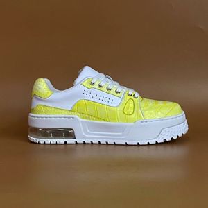Sneakers de luxe pour hommes en cuir de crocodile 100% |   Chaussures plateforme jaune néon avec coussin d'air confortable - Product Image 2