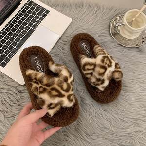 Nouvelles pantoufles en fourrure à semelle épaisse pour femmes, tendance automne-hiver, antidérapantes, imprimées léopard, en coton peluche. - Product Image 6