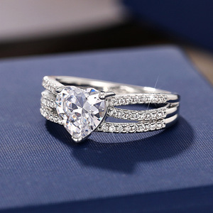 Anello da Donna a Quattro Punte con Cuore, Design Minimalista di Tendenza, Gioiello da Dito Impilabile per Ogni Occasione, Regalo Perfetto - Product Image 6