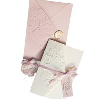 Invitation de mariage de luxe personnalisée rose poudré à trois volets avec gaufrage floral, dorure à chaud et ruban en satin