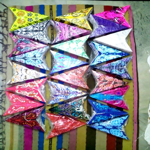 Lampes en papier étoilées de Noël 60 cm, décoration intérieure écologique avec motifs imprimés variés d'Inde - Product Image 1