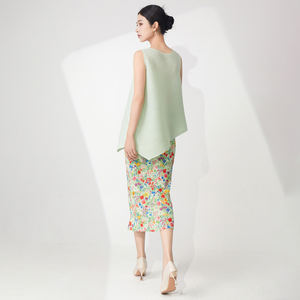 ชุดลำลองสองชิ้นสำหรับผู้หญิง ลายดอกไม้ แขนกุด ความยาวระดับข้อเท้า สไตล์มิยาเกะ ช่วยลดอายุ ดูสุดฮอตสำหรับฤดูร้อน ผ้าพลีท 100% - Product Image 5