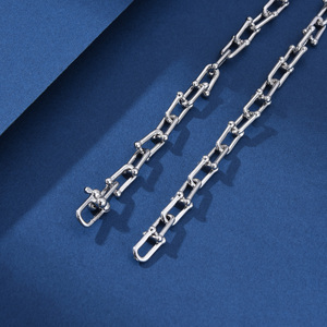 Collana a ferro di cavallo in argento puro 925 italiano, design neutro, versatile e adatta per coppie, catena universale a forma di U - Product Image 3