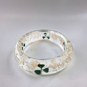 Bracelet en résine époxy fait main avec fleurs séchées et feuille de trèfle, bijou artisanal rond floral, objet d'art de collection - Product Image 2