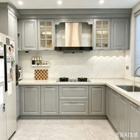 Cuisine modulaire sur mesure pour toute la maison, style américain, avec panneaux surélevés, construction en MDF, armoire en verre peinte gris écologique
