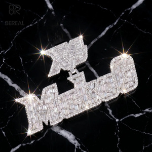 จี้เพชรโมอิสซาไนต์แบบ Iced Out VVS สไตล์ฮิปฮอป ตัวอักษรแบบกำหนดเอง ประดับเพชรทรงบาแกตต์ ลดราคาพิเศษ เครื่องประดับผู้ชายคุณภาพสูง - Product Image 1