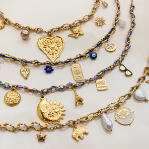 Collana con Ciondoli Wanderlust J&D Smaltati Macchina Fotografica Mappamondo Pendente Celestiale Sole Luna in Acciaio Inossidabile Oro Cordoncino Intrecciato Gioiello Idea Regalo - Product Image 2