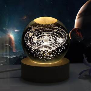 Lámpara de Mesa Decorativa Minimalista para el Hogar, con Grabado Láser 3D Creativo, Cristal Holográfico LED, Alimentación USB, Luz Nocturna de Cristal con Forma de Luna - Product Image 1