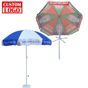 Le parasol de plage en gros bon marché de fournisseur place des parapluies et des bases de patio