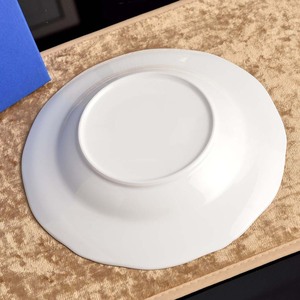 Juego de Platos de Cerámica Beige de Lujo con Relieve Floral Blanco y Borde Dorado, Vajilla Elegante de Porcelana Fina - Product Image 4