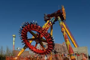 Giostra a 180 Gradi di Alta Qualità per Parchi Divertimento, in Fibra di Vetro e Acciaio, Capacità 100-500kg, in Vendita - Product Image 3