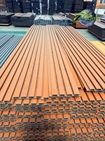 Revêtement d'isolation extérieure, panneau composite en bois décoratif, grille PE, panneau mural imperméable pour usage extérieur