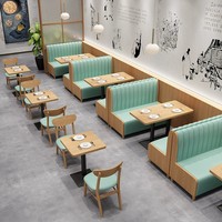 Ensemble de meubles de restaurant en bois pour café : canapé, chaises et table, sièges de banquette, style décontracté.