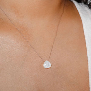 Collier minimaliste en pierre de lune arc-en-ciel en forme de larme en argent sterling 925 avec cordon en soie, pierre de naissance de juin, pour femmes - Product Image 4