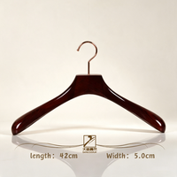 Cintre en bois massif laqué rouge foncé, finition piano, avec crochet or rose de luxe léger pour présentation de vêtements