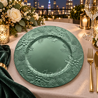 Assiettes de présentation 13 pouces en plastique texturé vert gaufré motif pomme de pin et houx, durables, de luxe, modernes, pour la décoration de table de fête