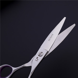 กรรไกรตัดผมอาคาริ 1816 รุ่นมืออาชีพ ขนาด 6 นิ้ว หัวตรง ผลิตจากเหล็กกล้าไร้สนิม 440C ด้ามจับขนาดกลาง สำหรับใช้ในร้านเสริมสวย - Product Image 2