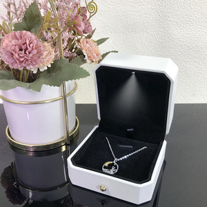 Boîte à bijoux en cuir PU personnalisée pour présentation, avec éclairage LED intégré, idéale pour bagues, pendentifs, bracelets et colliers – Vente en gros fabricant - Product Image 3